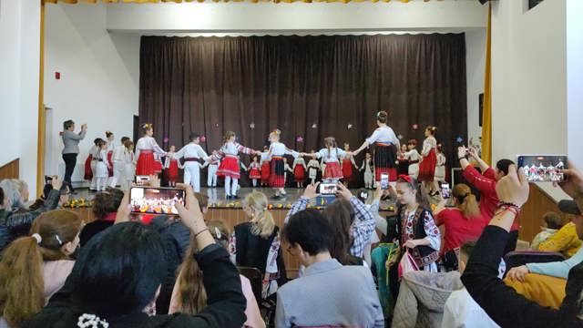 Spectacol cu grupul Mugurașii dintre vii de la Valea Călugărească