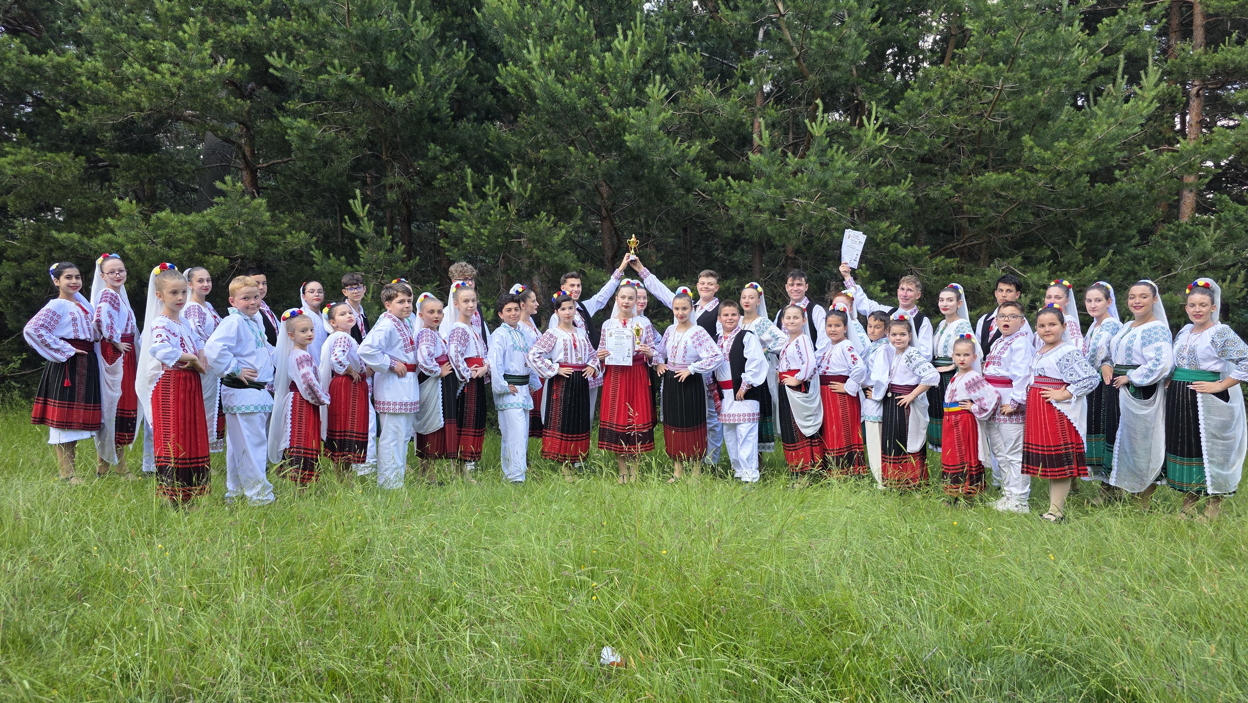 Grupele „Brâu Muntenesc Junior” și „Brâulețul”, aplaudate la festivalul din Plaiul Nucului