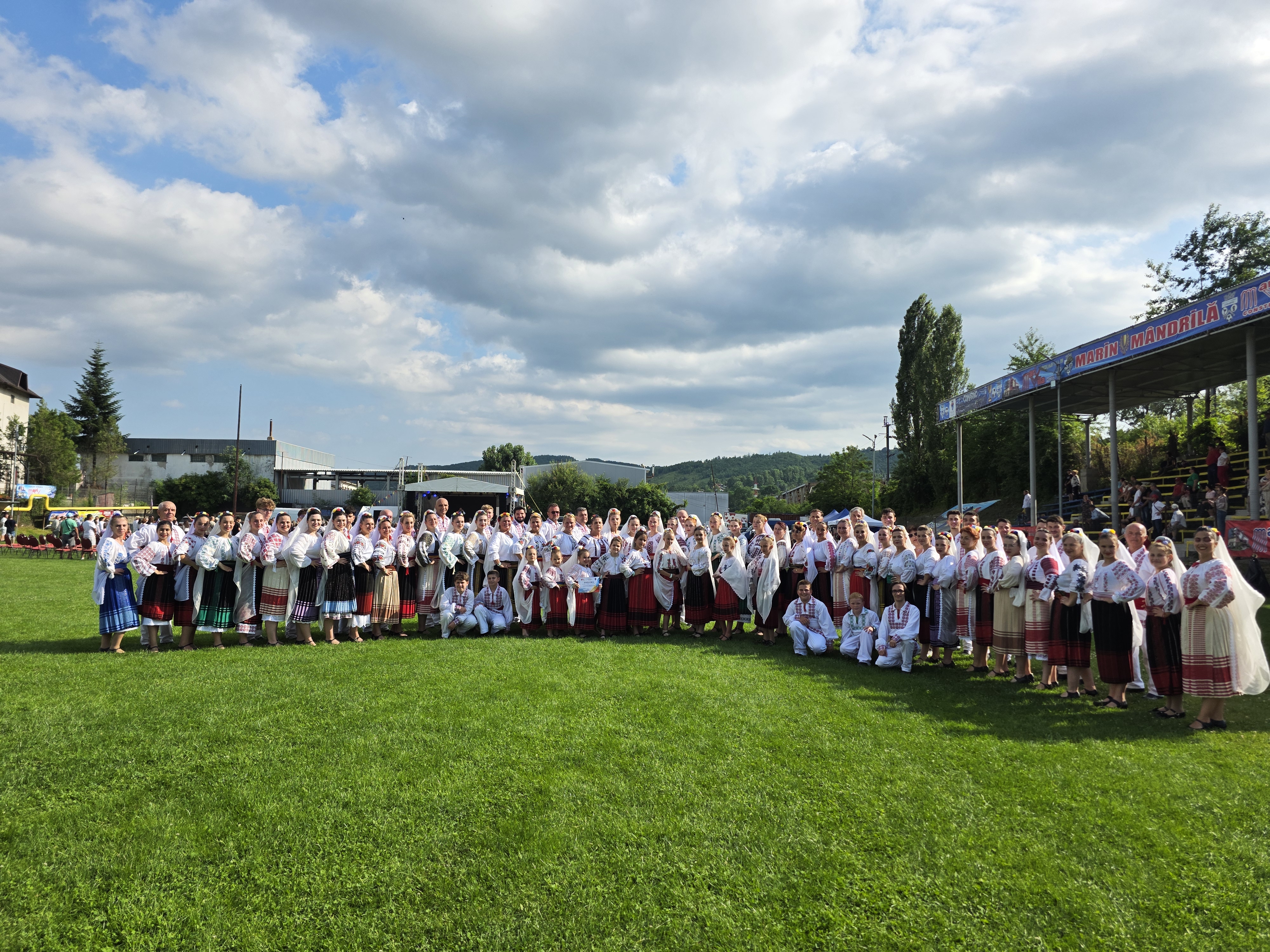 Brâu Muntenesc, o oră de dans popular la Festivalul Drapelului de la Comarnic